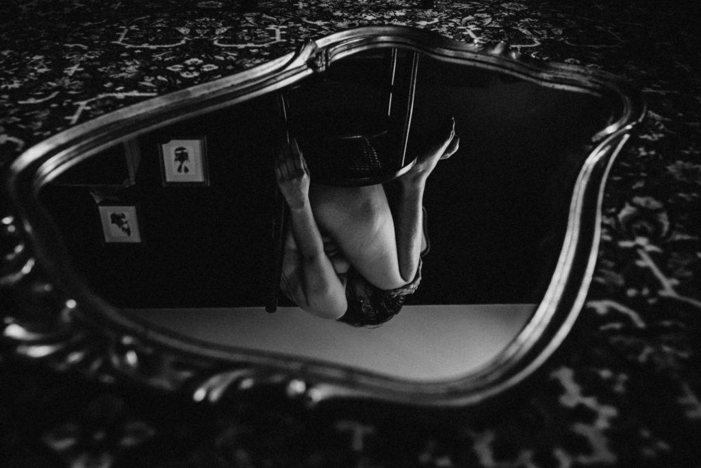 Portrait de femme boudoir en noir et blanc, reflet dans un miroir ancien