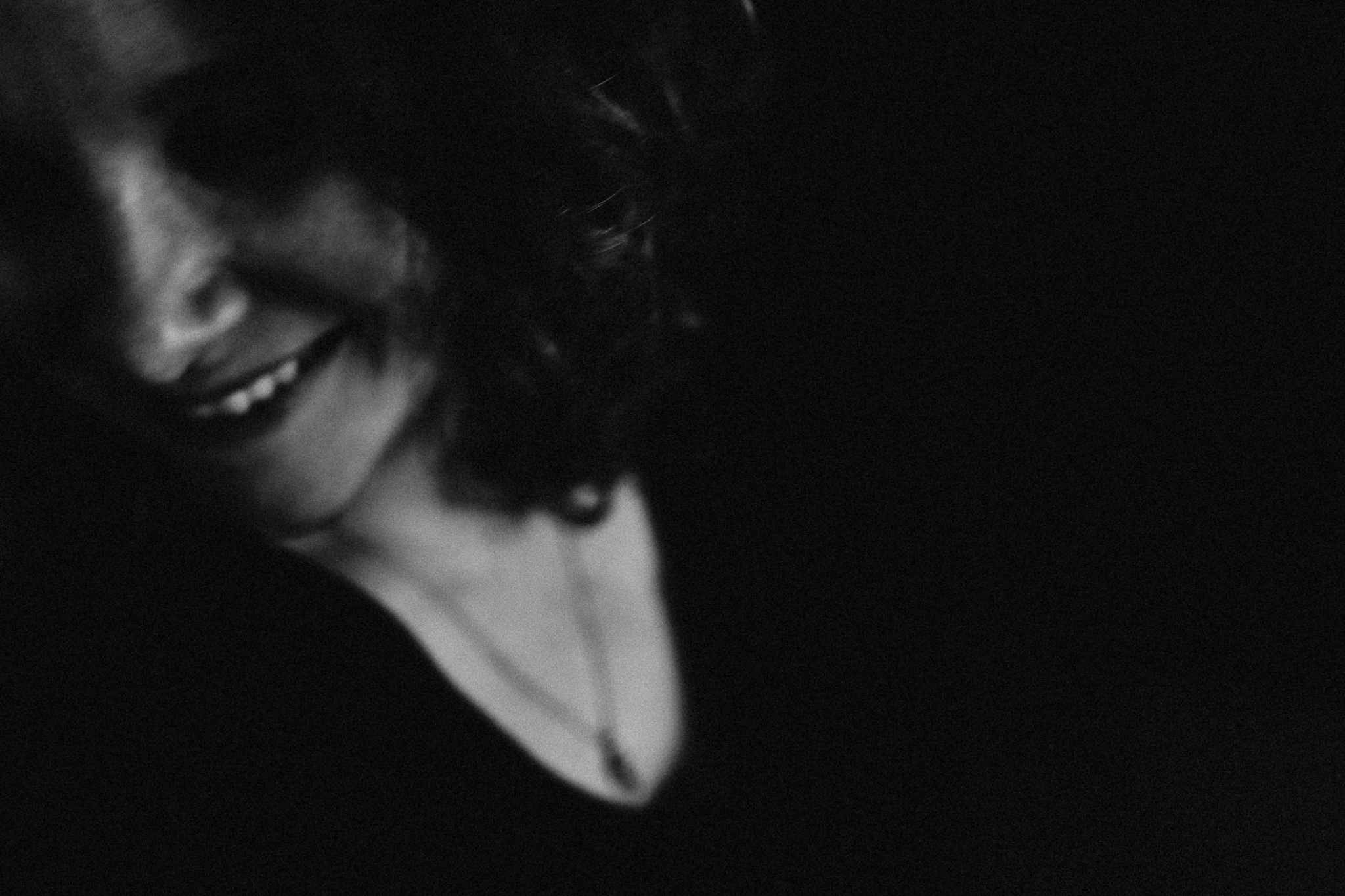 Portrait flou de femme en noir et blanc