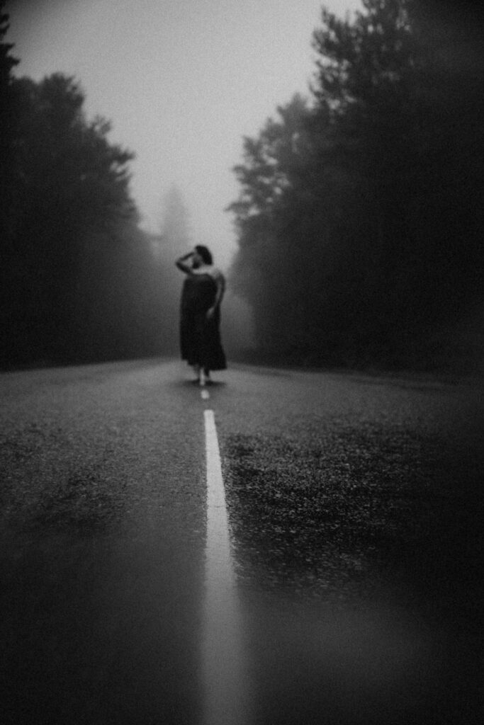 Thérapie par l'image en Alsace et Bourgogne, photo femme courant en sur une route entourée d'arbres, de sapins et de brouillard